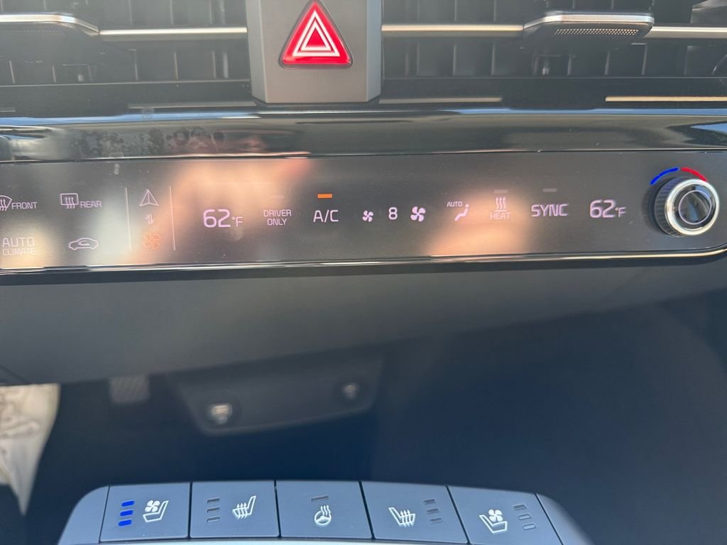 Used 2023 Black Kia Wind image 16