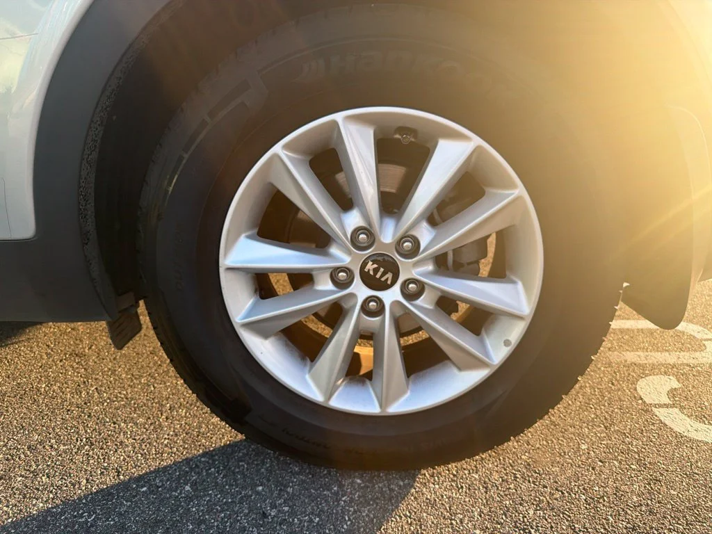 Used 2019  Kia LX image 4