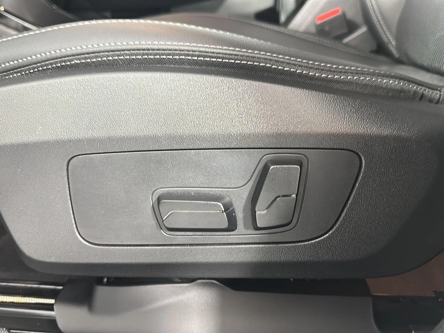 Used 2025 Mineral White Metallic BMW xDrive28i image 7
