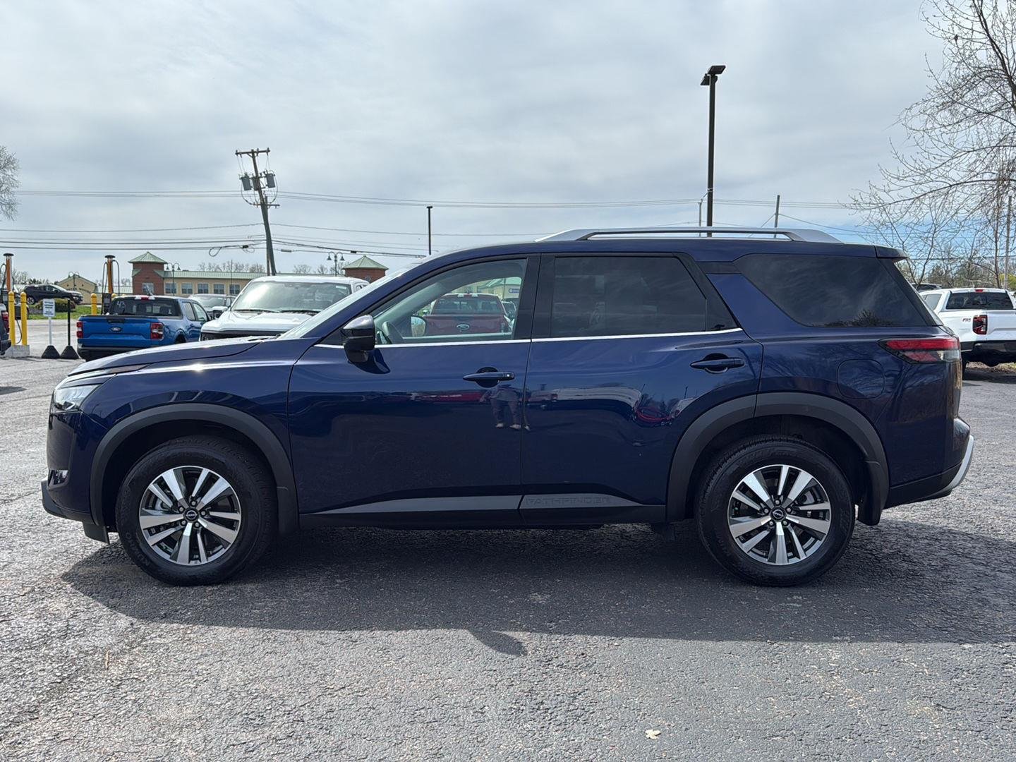 Used 2025 Deep Ocean Blue Pearl Nissan SL image 19