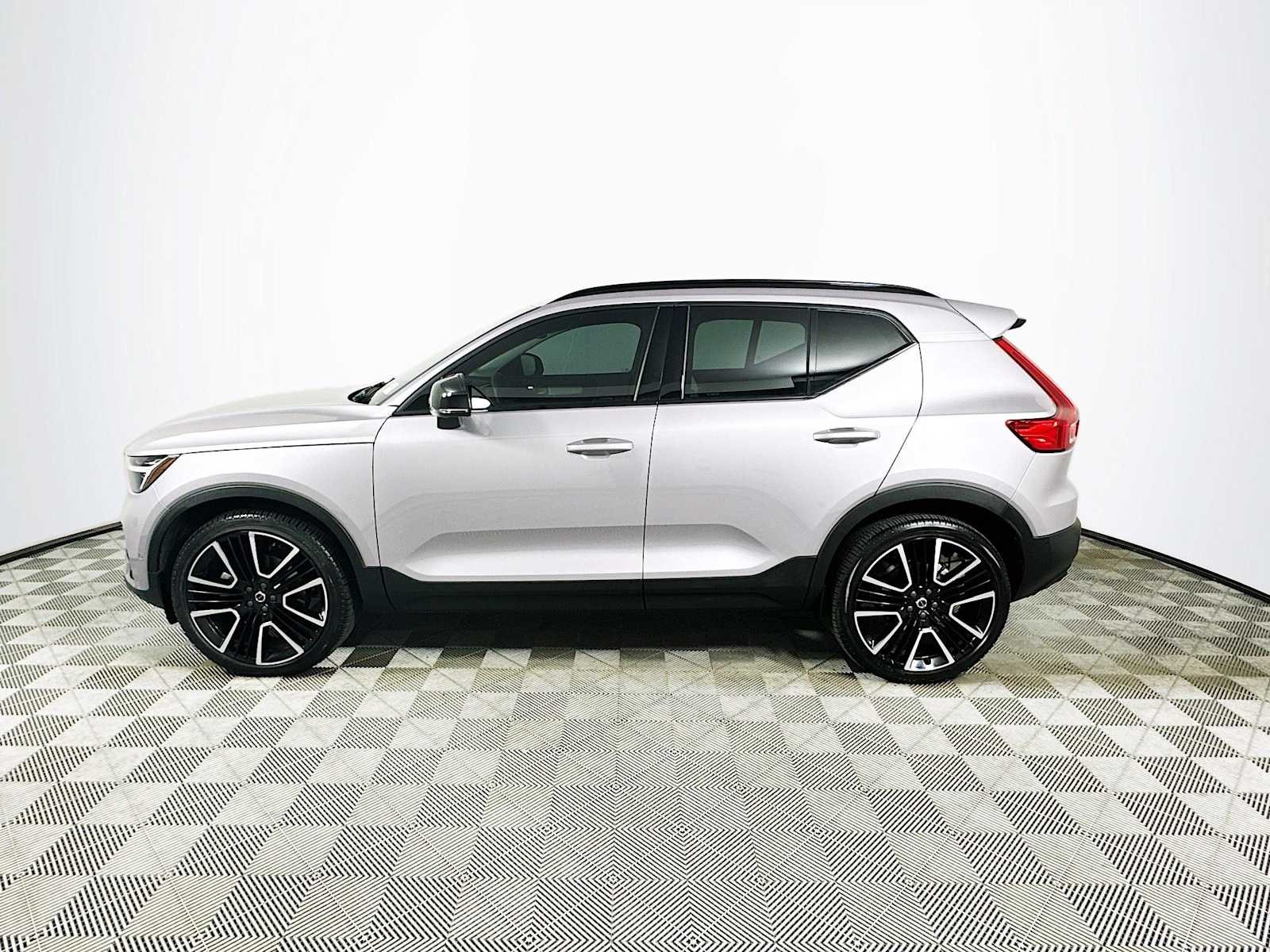 Used 2026 Aurora Silver Volvo Ultra image 4