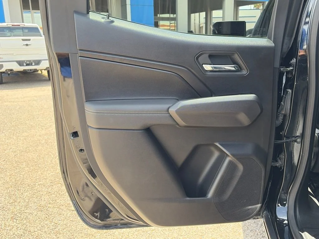Used 2025 Onyx Black GMC Elevation image 20