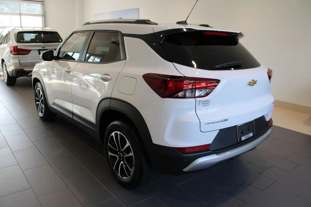 Used 2025 White Chevrolet LT image 32