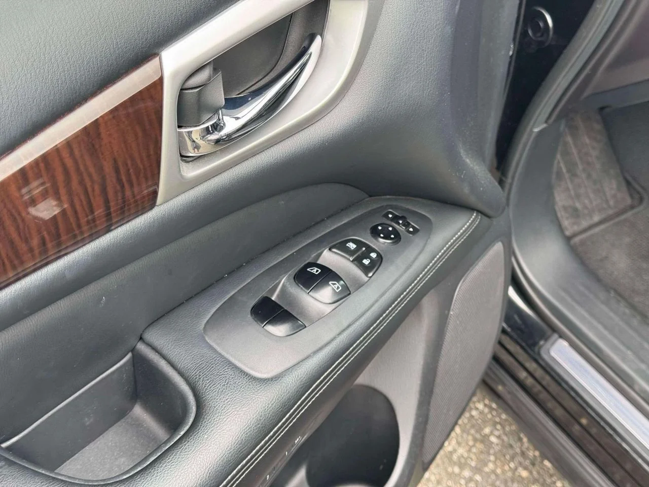 Used 2016 Magnetic Black Metallic Nissan SL image 19