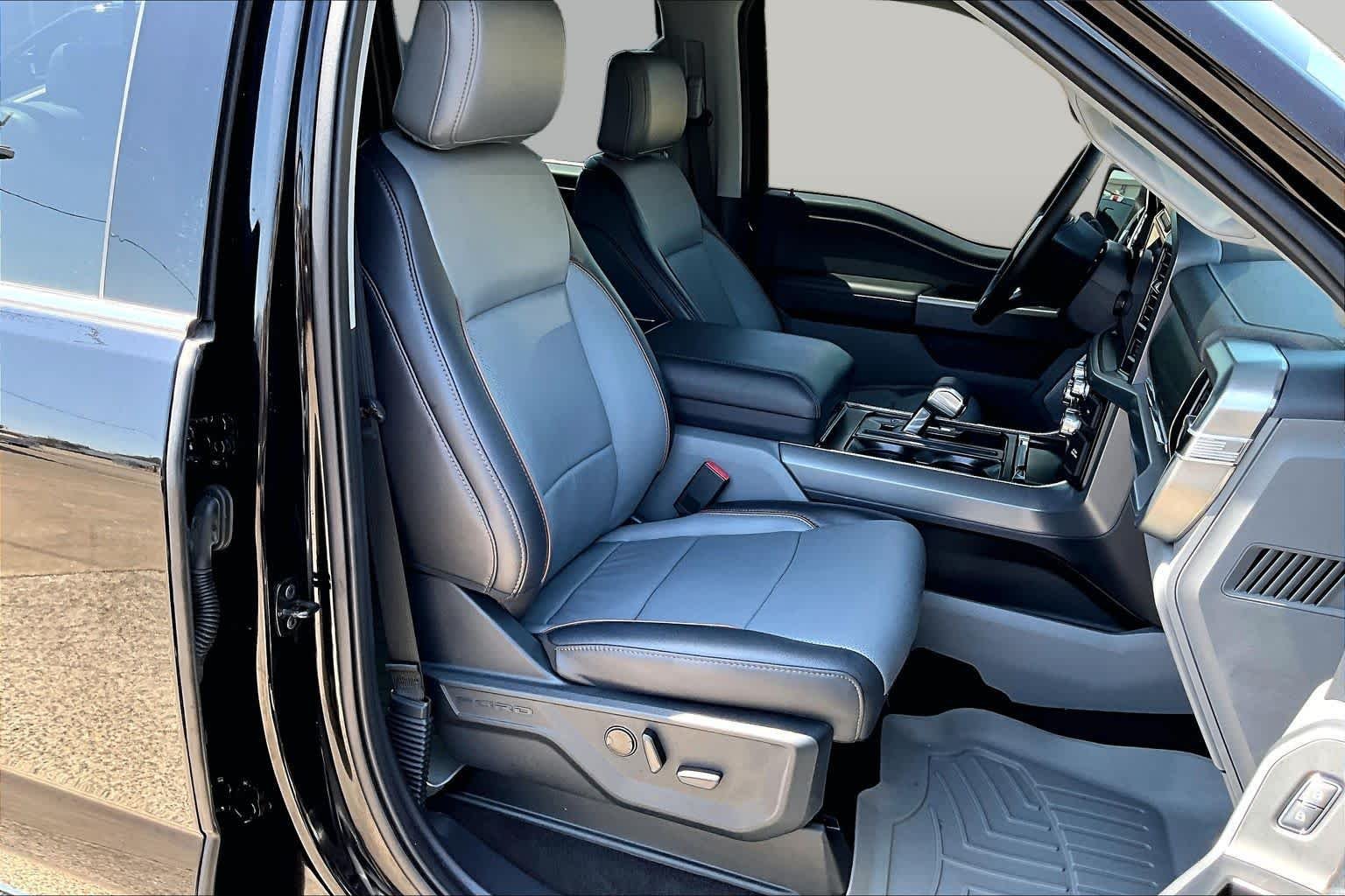 Used 2025 Agate Black Metallic Ford LARIAT image 11
