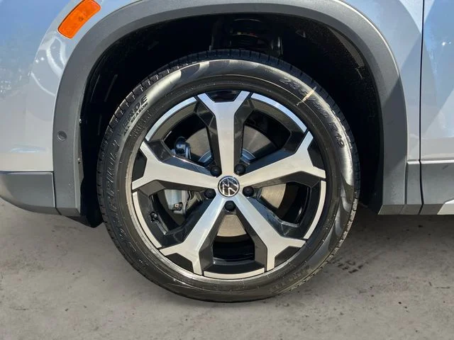 2025 Volkswagen Tiguan SE - Photo 14
