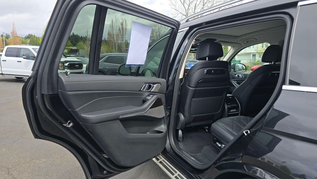 Used 2024 Black Sapphire Metallic BMW xDrive40i image 15