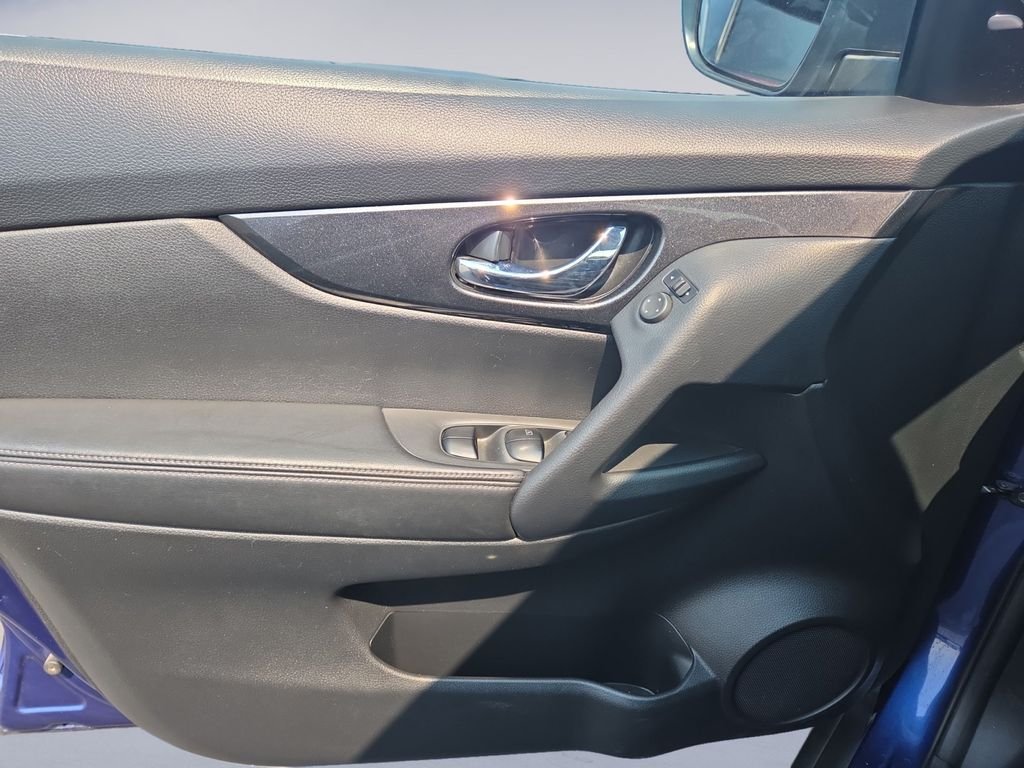 Used 2017 Blue Nissan SV image 11
