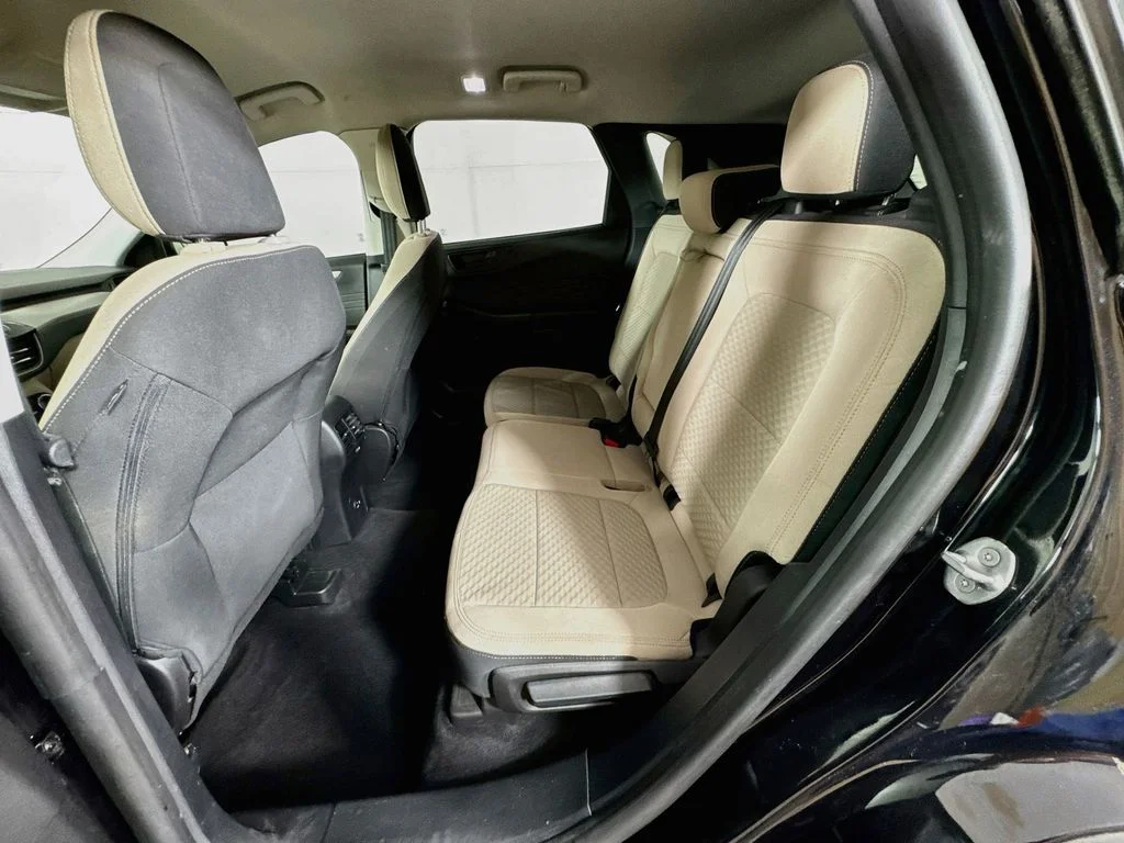 Used 2022 Black Ford SE image 29