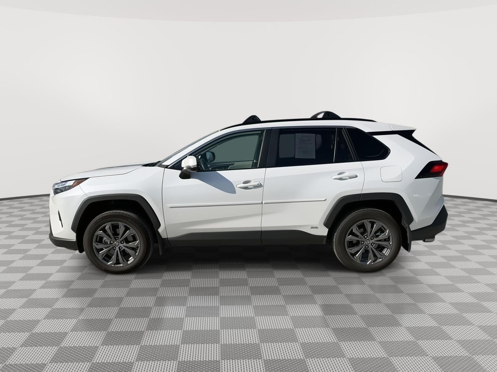 Used 2025 Wind Chill Pearl Toyota XLE Premium image 11