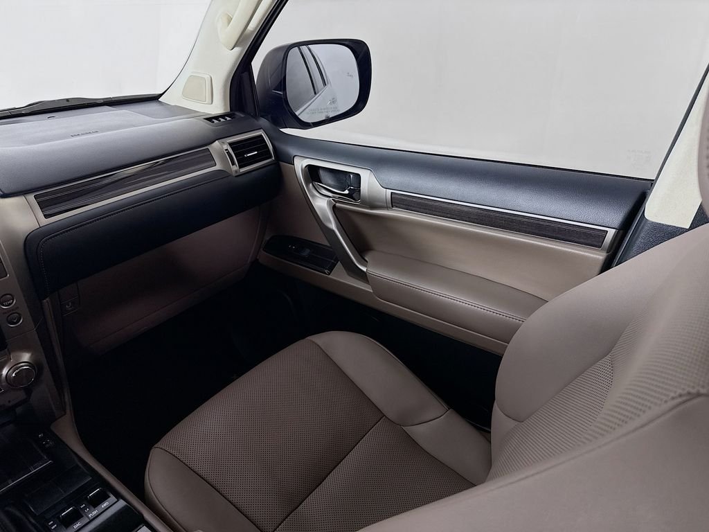 Used 2020 White Lexus 460 image 24