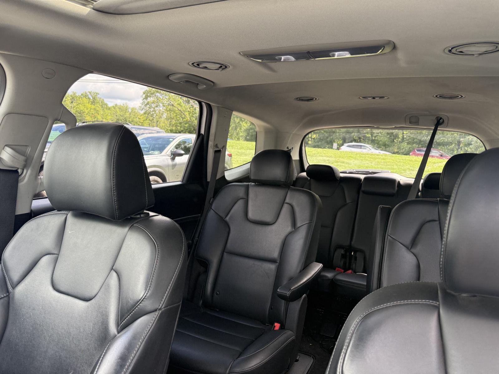 Used 2025 Glacial White Pearl Kia  image 10