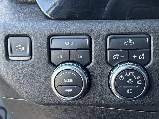 Used 2023 SUMMIT WHITE GMC Elevation image 20