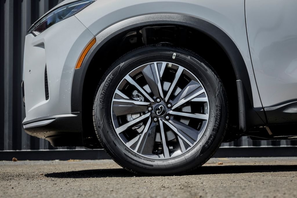 New 2027 Radiant White INFINITI LUXE image 4