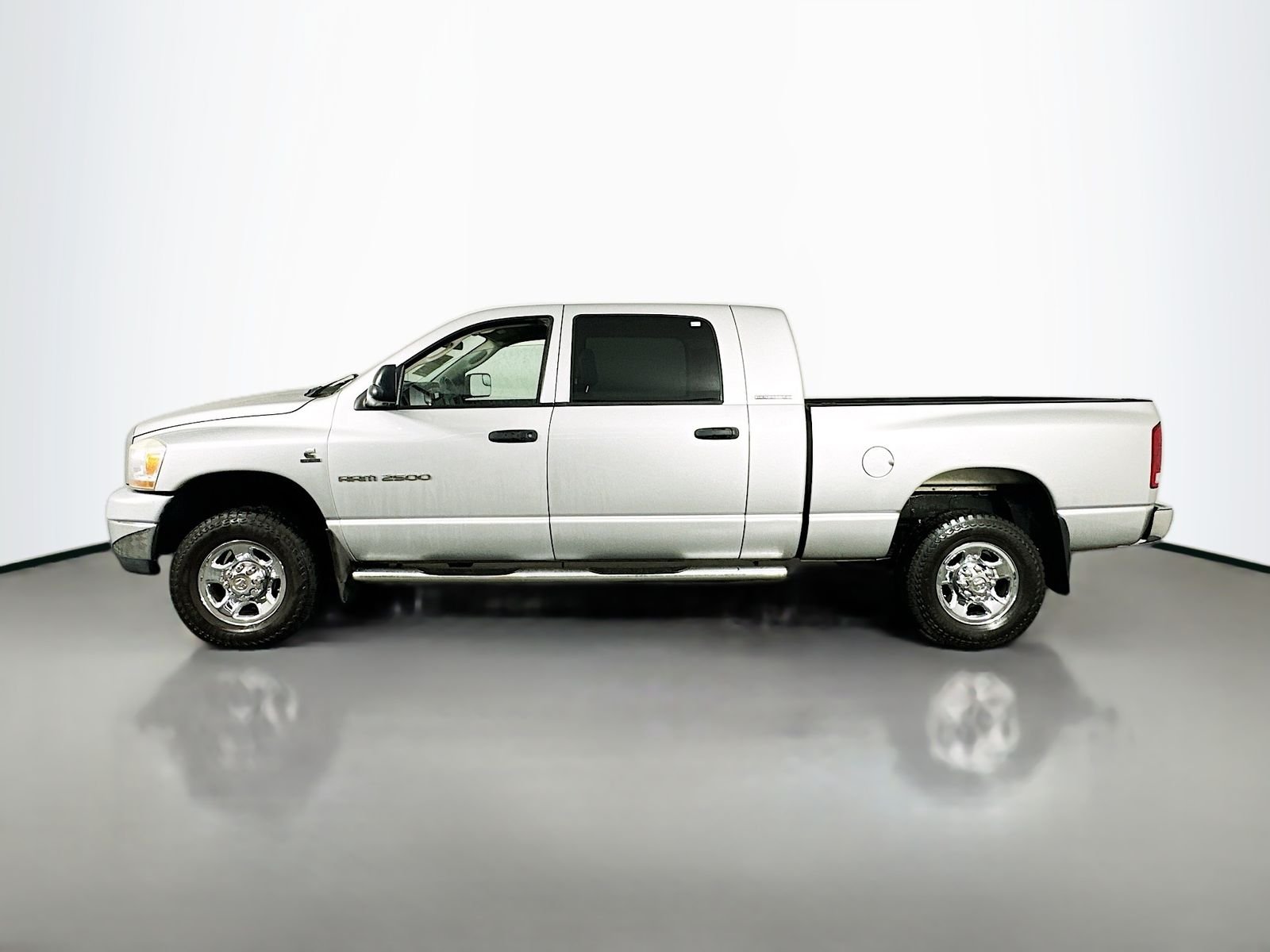 Used 2006 Bright Silver Metallic Dodge SLT image 3