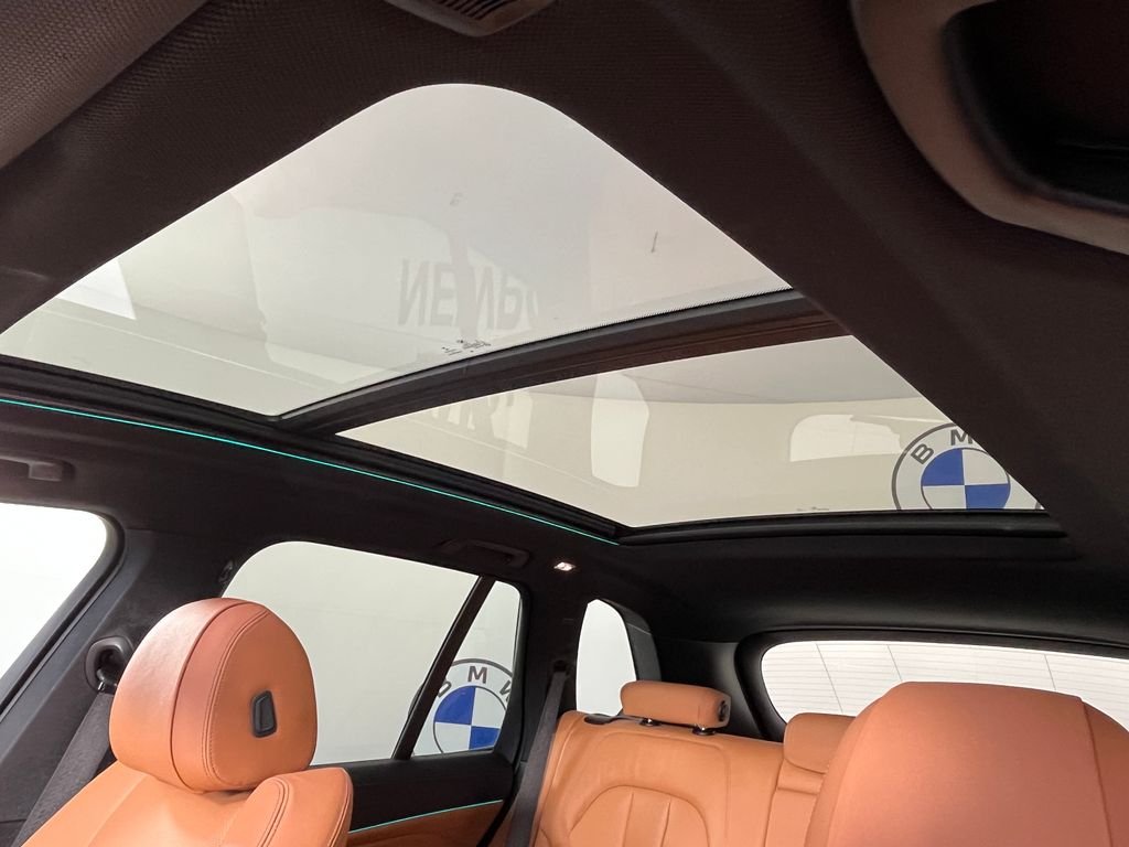 Used 2022 Black BMW xDrive40i image 29