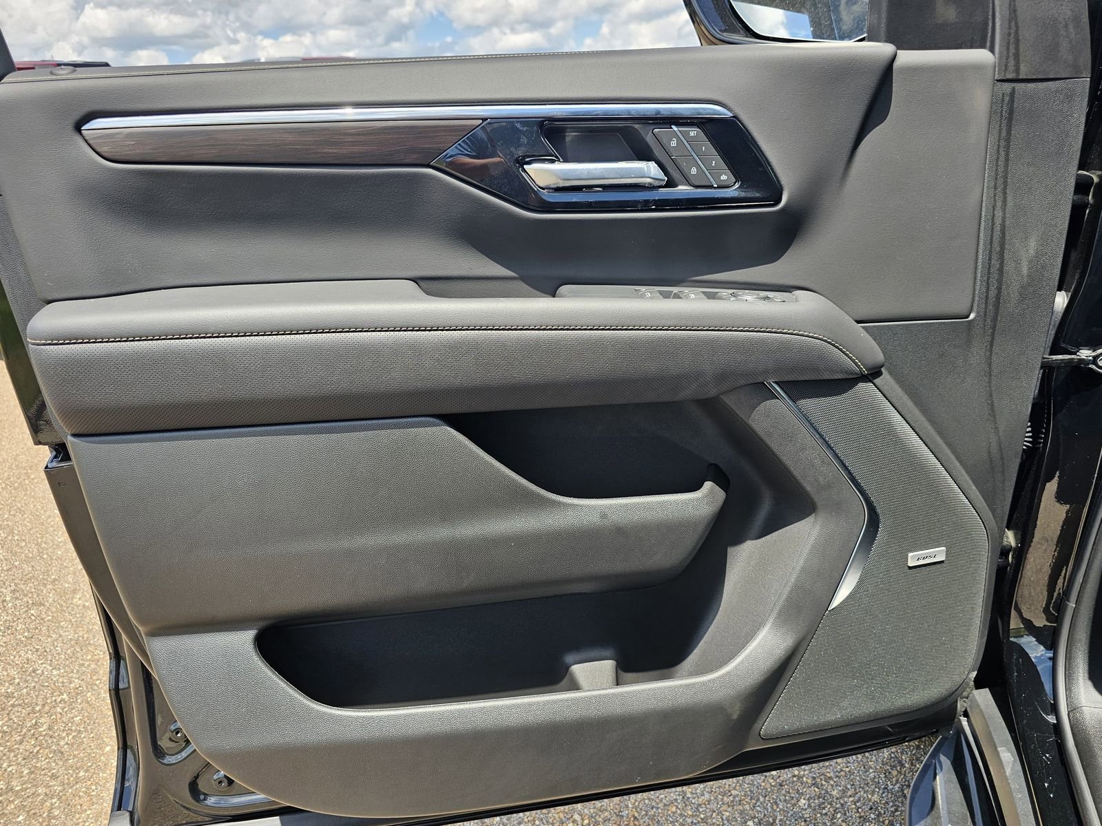 2025 Chevrolet Suburban Premier - Photo 17