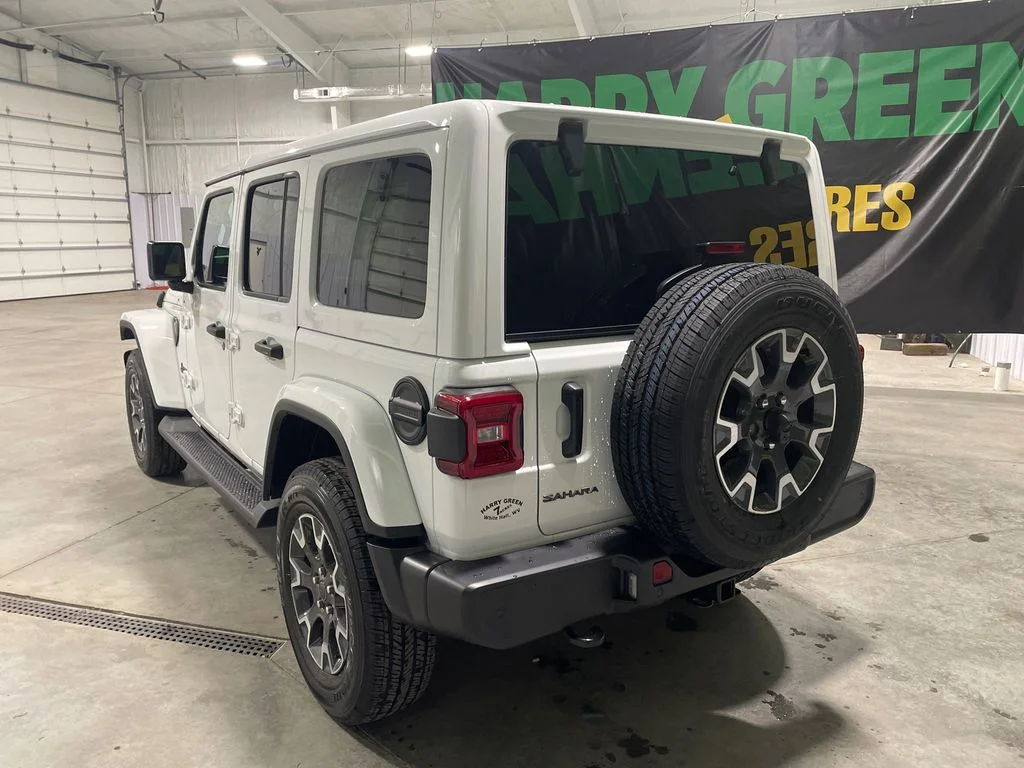 New 2026 Bright White Clear-Coat Exterior Paint Jeep Sahara image 12