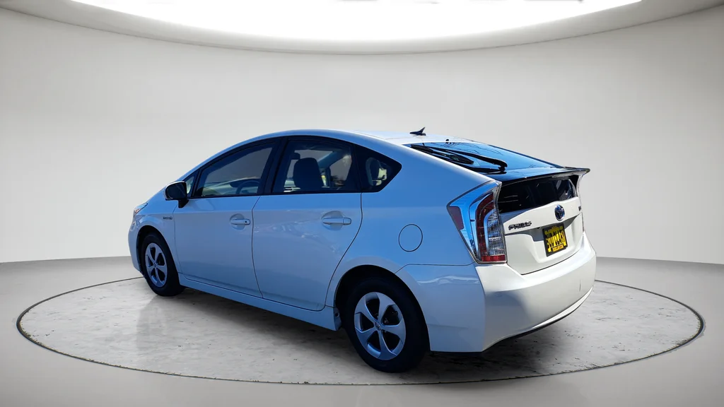 Used 2015 White Toyota Three image 5