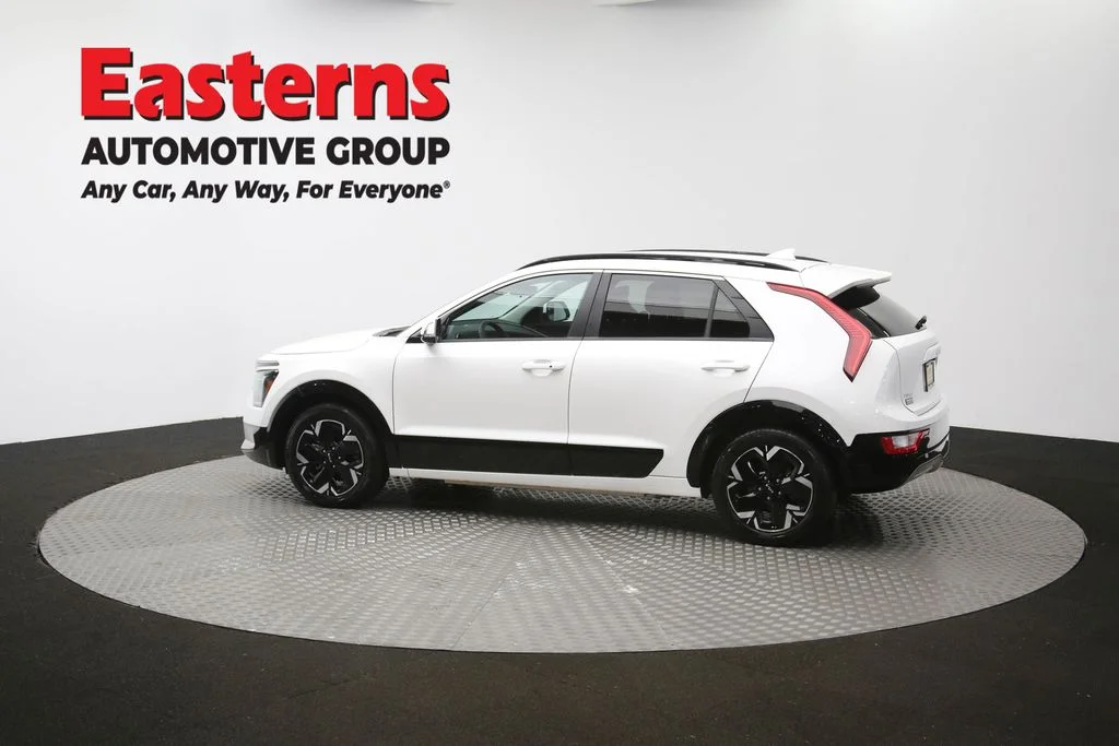 Used 2023 White Kia Wind image 61