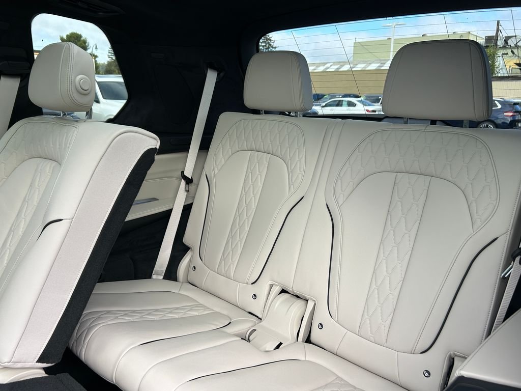 Used 2026 Alpine White BMW M60i image 33