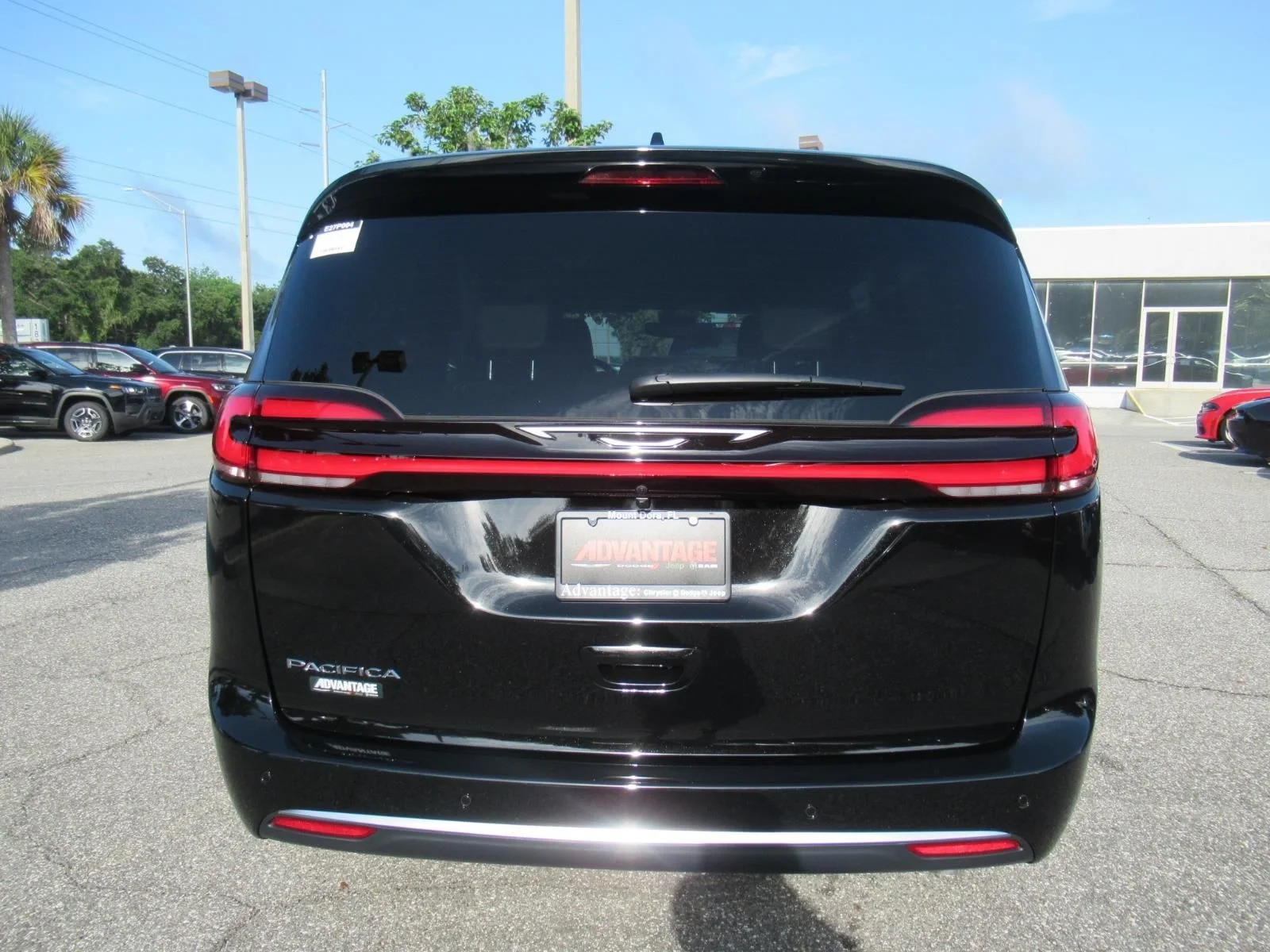 New 2027 Diamond Black Crystal Pearl-Coat Exterior Paint Chrysler Select image 5