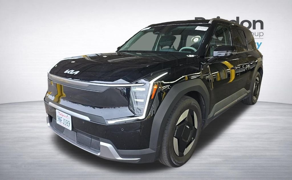 Certified Used 2024 Black Kia Wind image 1
