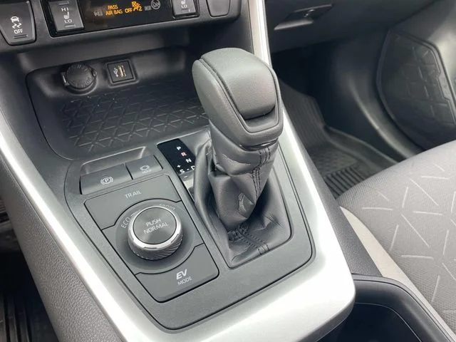 Certified Used 2025  Toyota XLE image 33