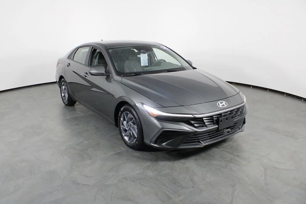 Used 2024 Gray Hyundai SEL image 5