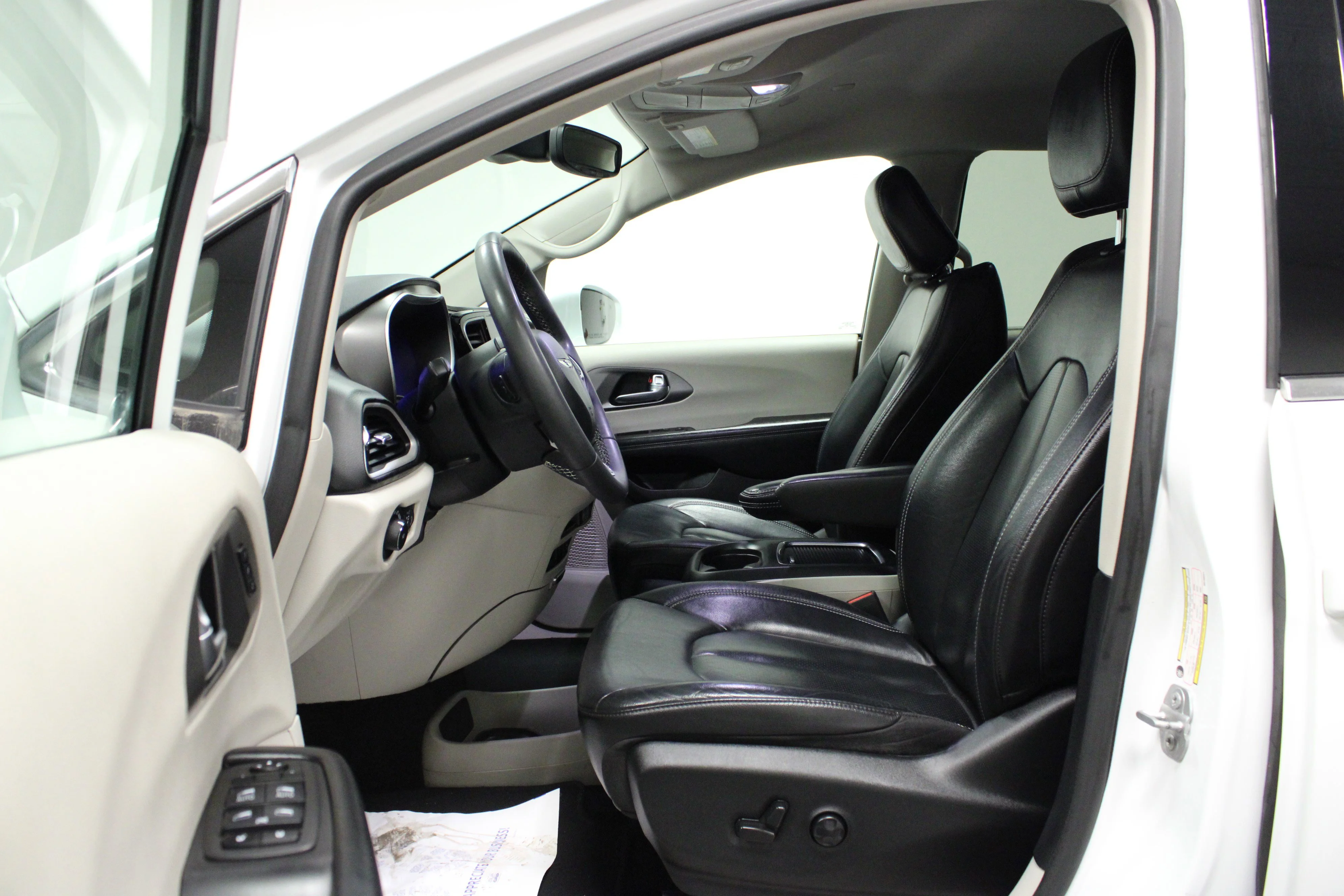 Used 2022 Bright White Clearcoat Chrysler Touring L image 12