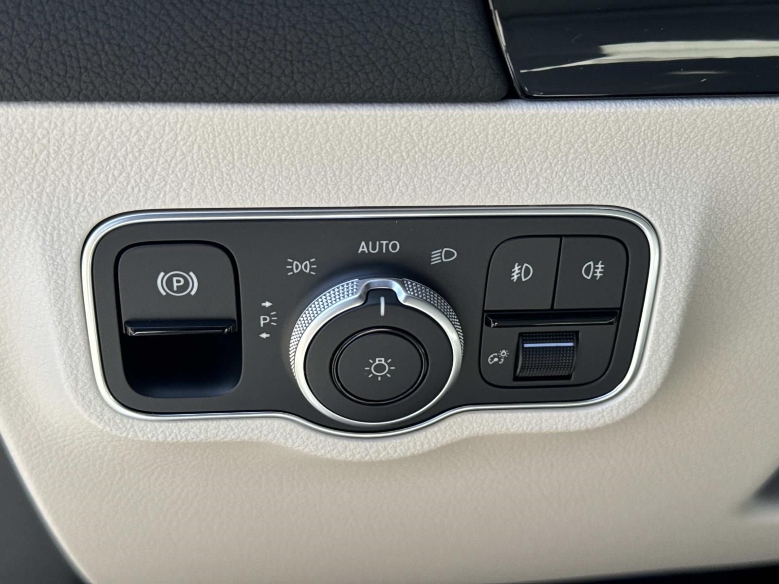 New 2026 White Mercedes-Benz GLA 250 image 13