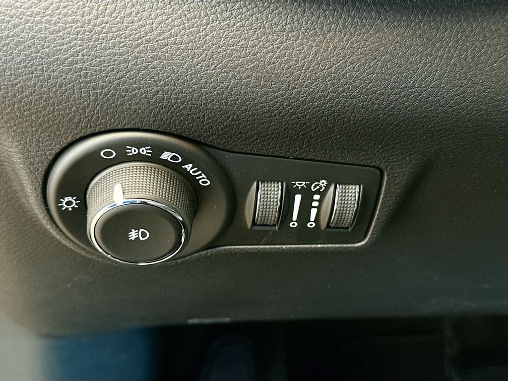 New 2026 Diamond Black Crystal Pearlcoat Jeep Latitude Altitude image 15