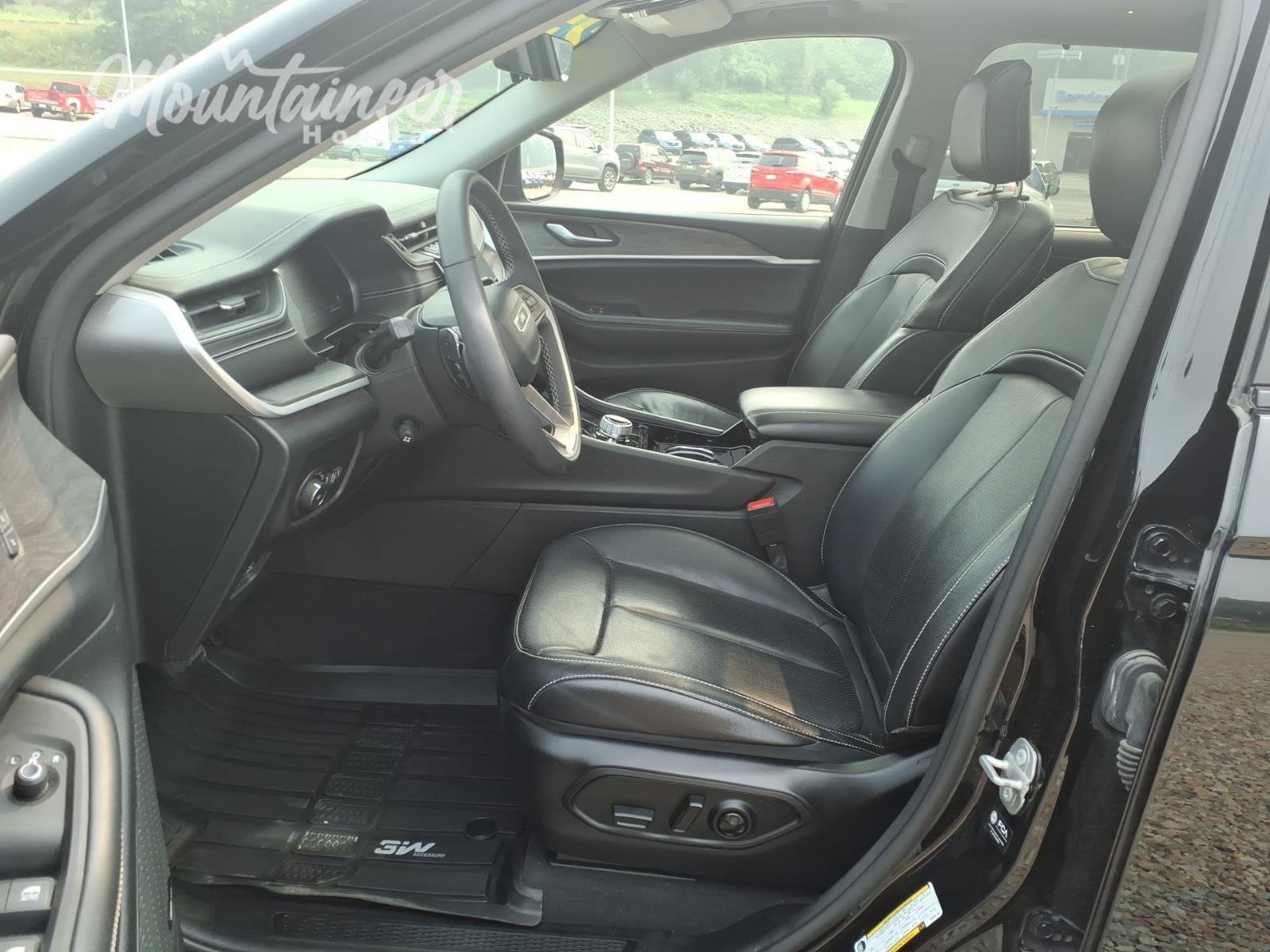 Used 2023 Diamond Black Crystal Pearlcoat Jeep Limited image 12