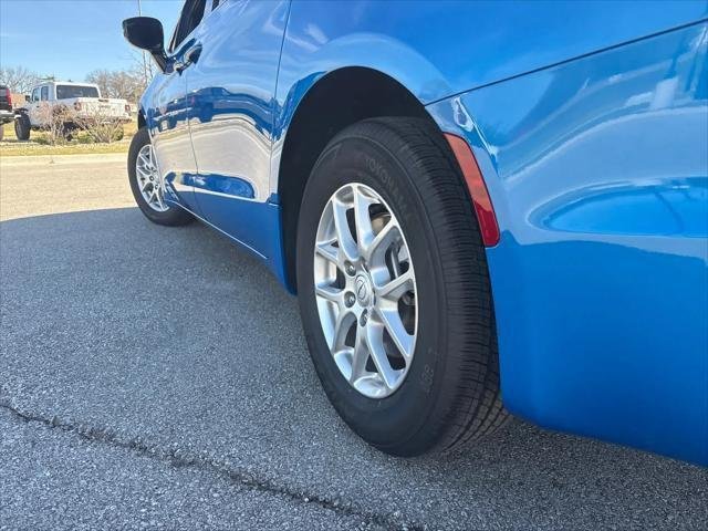 New 2026 Hydro Blue Pearl-Coat Exterior Paint Chrysler Select image 6
