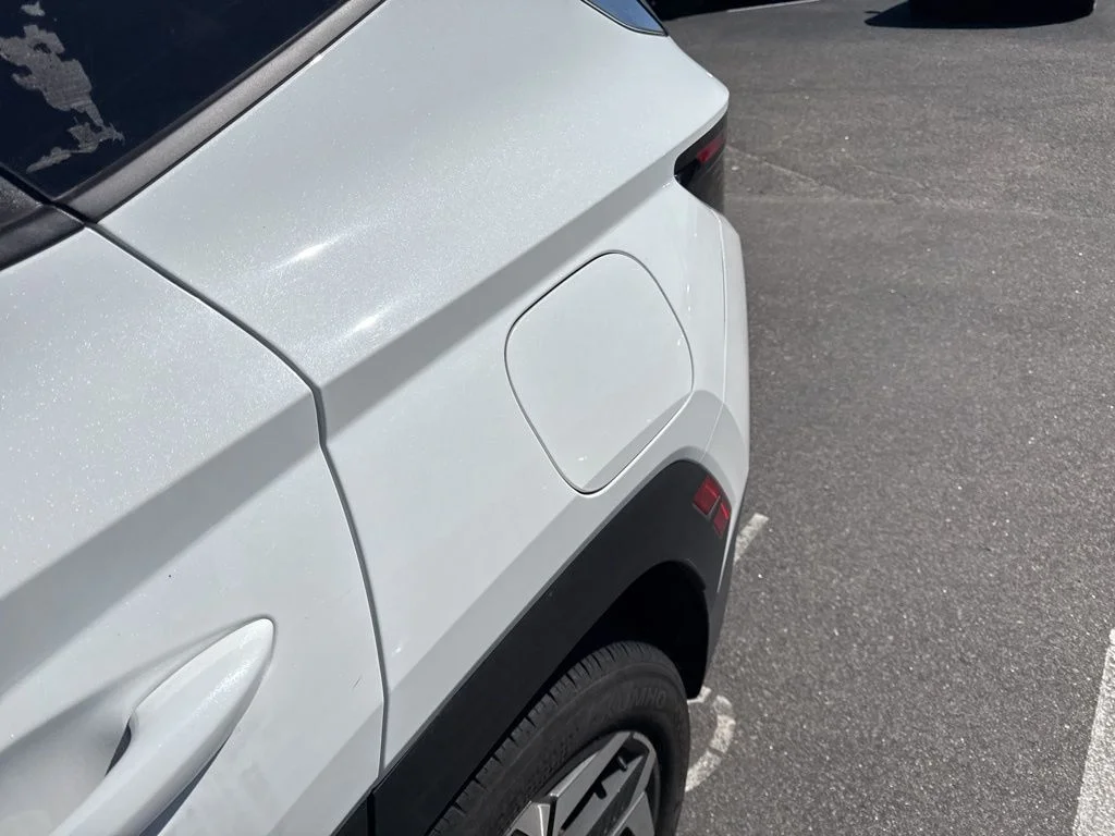 Used 2023 White Hyundai SEL image 4