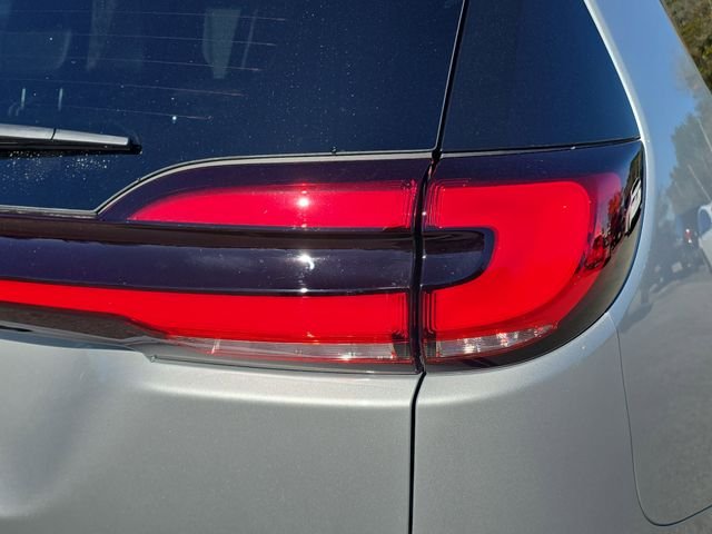 New 2026 Silver Mist Clear-Coat Exterior Paint Chrysler Select image 8