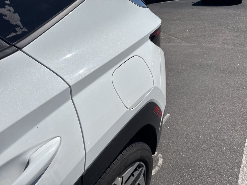 Used 2023 White Hyundai SEL image 4