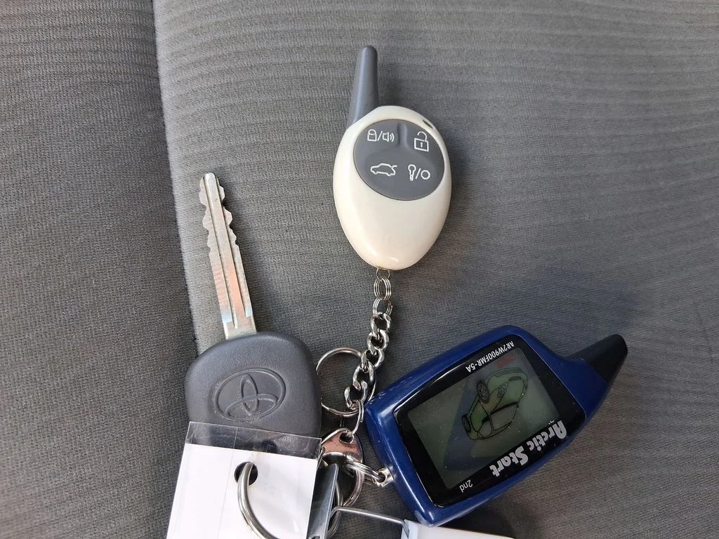 Used 2011 Silver Toyota LE image 11