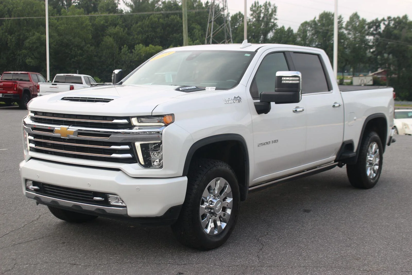 Used 2023 IRIDESCENT PEARL TRICOAT Chevrolet High Country image 3
