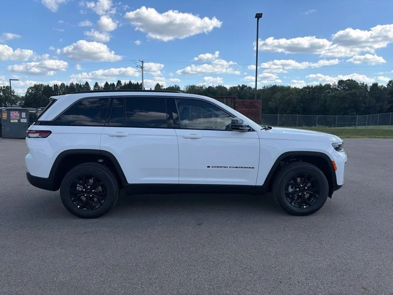 New 2026 Bright White Clear-Coat Exterior Paint Jeep Altitude image 2