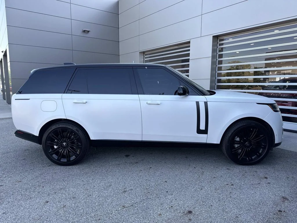 Used 2025 White Land Rover SE image 9