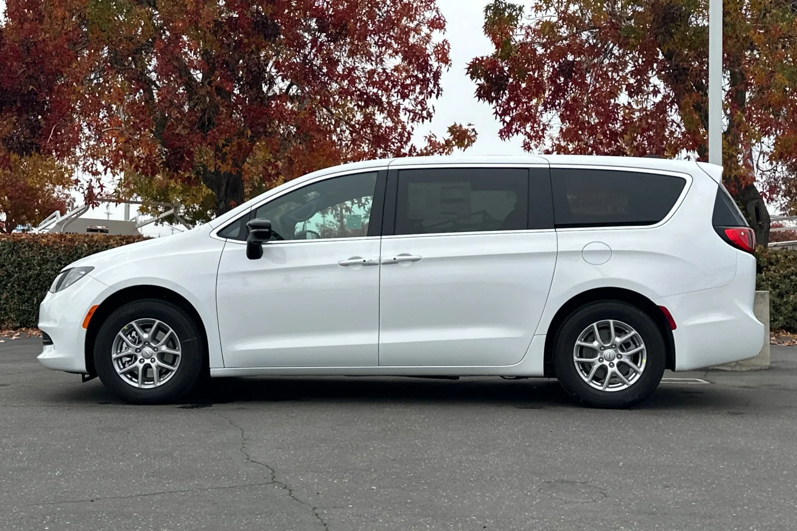 New 2026 Bright White Clear-Coat Exterior Paint Chrysler LX image 7