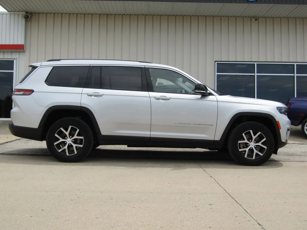 Used 2023 Silver Jeep Limited image 2