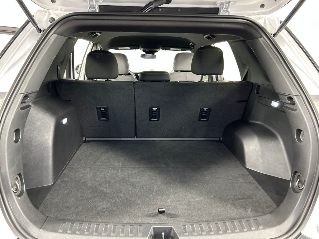 Used 2025 White Chevrolet LT image 19