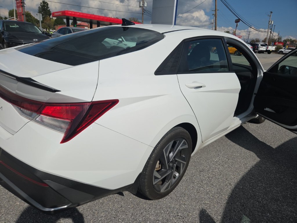 Used 2025 White Hyundai SEL Sport image 3