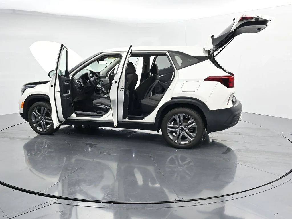 Used 2022 White Kia LX image 39