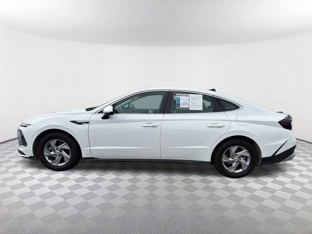 Used 2025 White Hyundai SE image 8