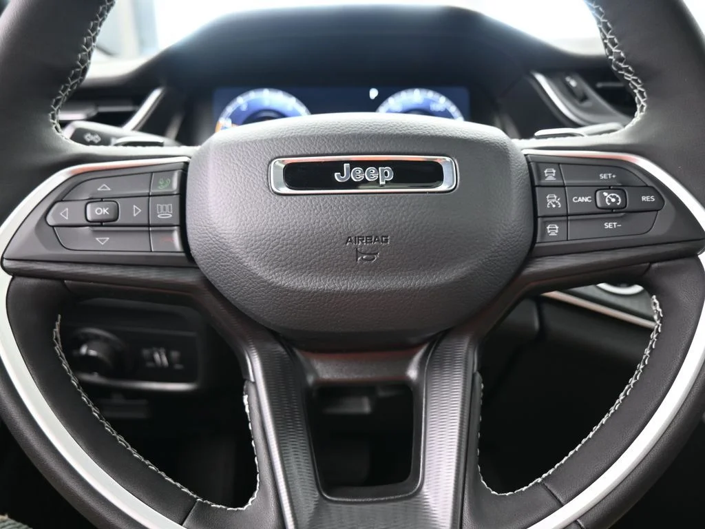 New 2026 Diamond Black Crystal Pearl-Coat Exterior Paint Jeep Laredo X image 25