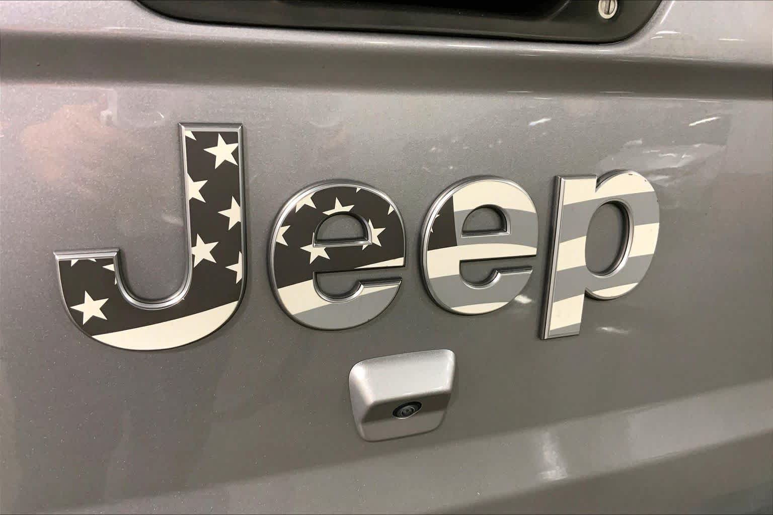 Used 2020 Billet Silver Metallic Clearcoat Jeep Overland image 10