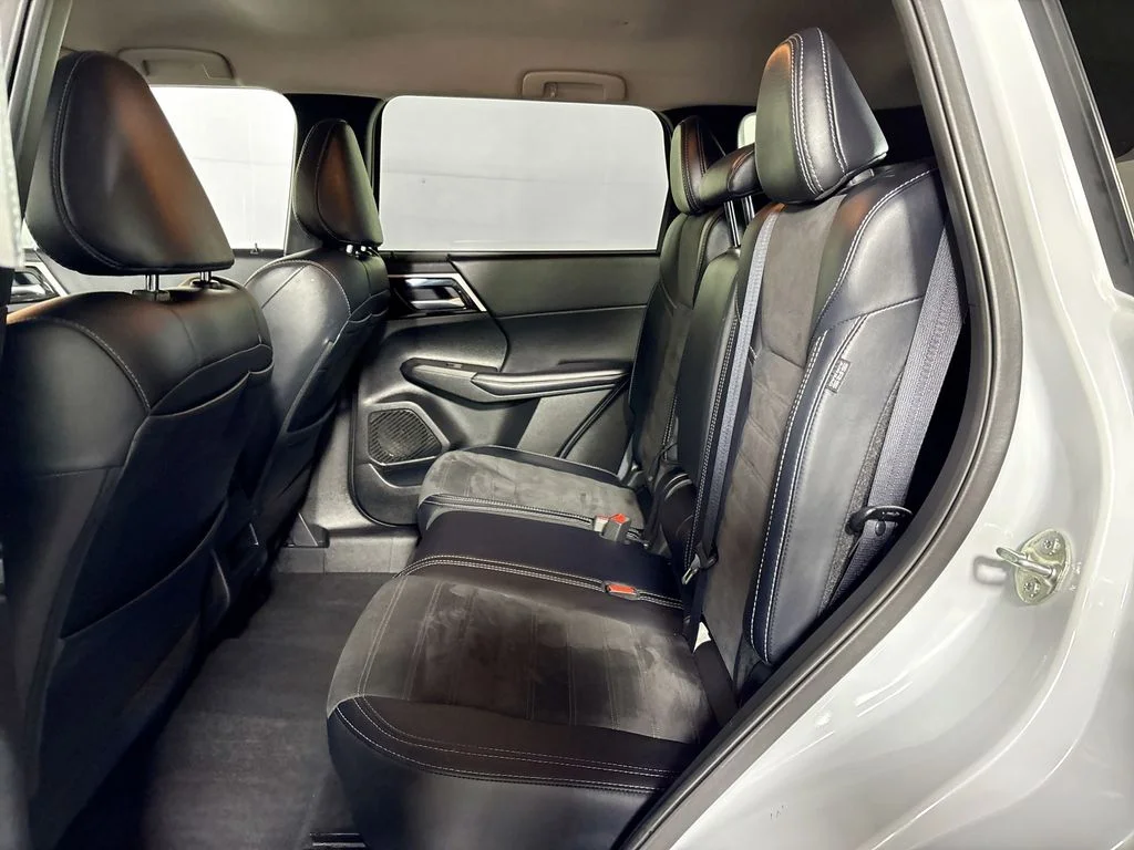 Used 2024 White Mitsubishi SE image 20